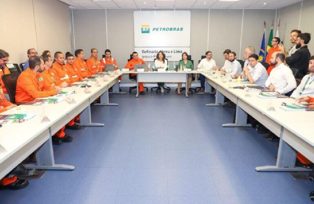 Raquel Lyra analisa obra que pode gerar 40 mil empregos